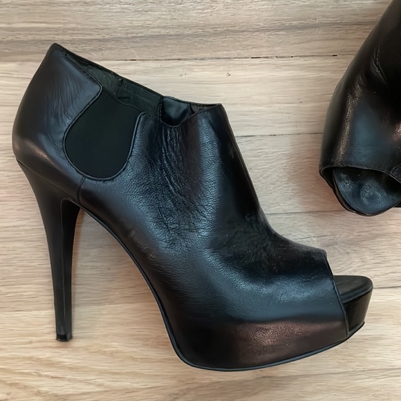 BCBG women’s size 8 black leather open toe booties - Picture 3 of 3